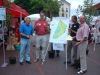 Frisch gepresster Apfelsaft und Zeichnung der geplanten Streuobstwiese auf dem Kinkeldeyfest am 21.08.2004