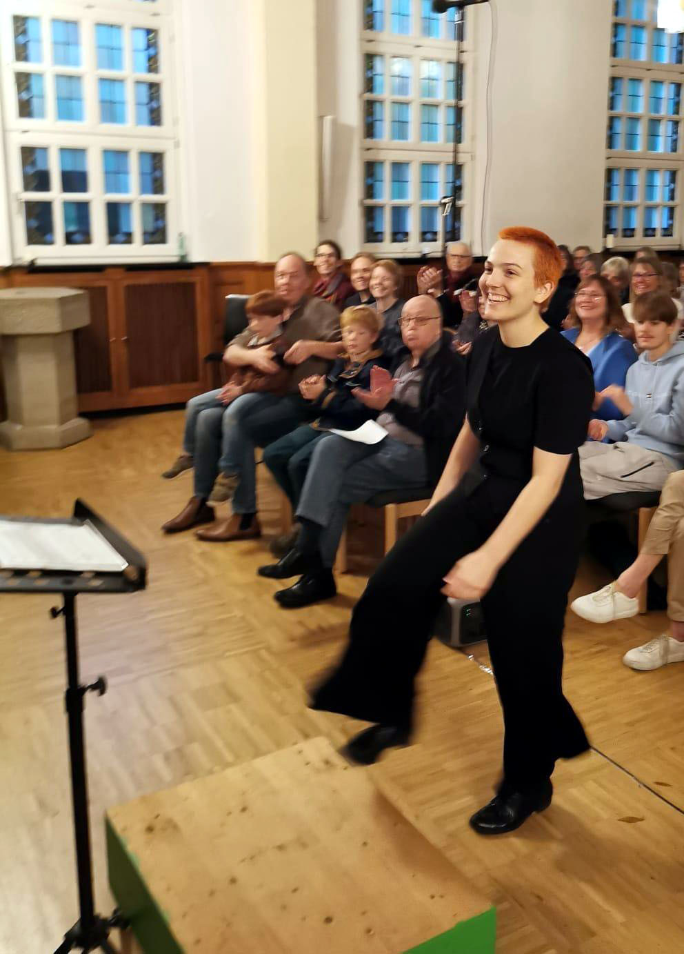 Ari Kutschke betritt die Bühne